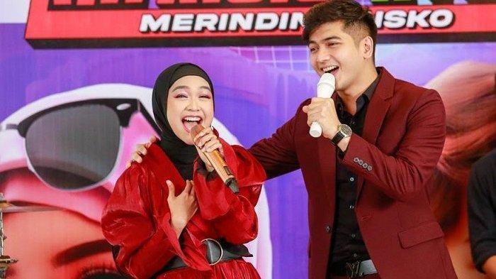 Ria Ricis dan Teuku Ryan saat perilisan album 'Merinding Disko' di kawasan Kemang Jakarta Selatan, Selasa (10/10/2023)