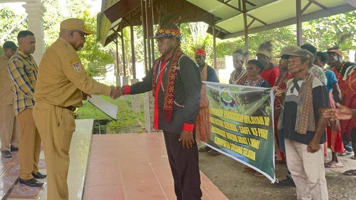 Perwakilan marga yang ada di Knasaimos bertemu Sekda Kabupaten Sorong Selatan Dance Nauw agar mendorong Pengakuan Wilayah Adat, Sorong Selatan, Papua Barat Daya, Selasa (28/11/2023).