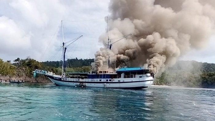 Kapal  Live On Board (LoB) Indosiren terbakar di perairan Raja Ampat, Kamis (30/11/2023).