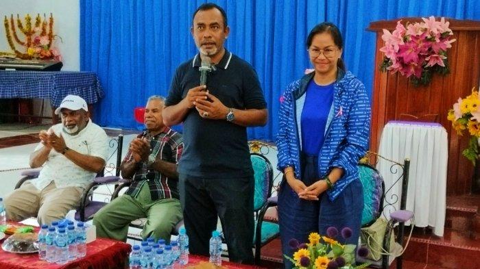 Ketua DPD Partai Demokrat Abdul Faris Umlati dan Faujia Helga Tampubolon Umlati silahturahmi bersama jemaat GPdI Kalvari Dun.