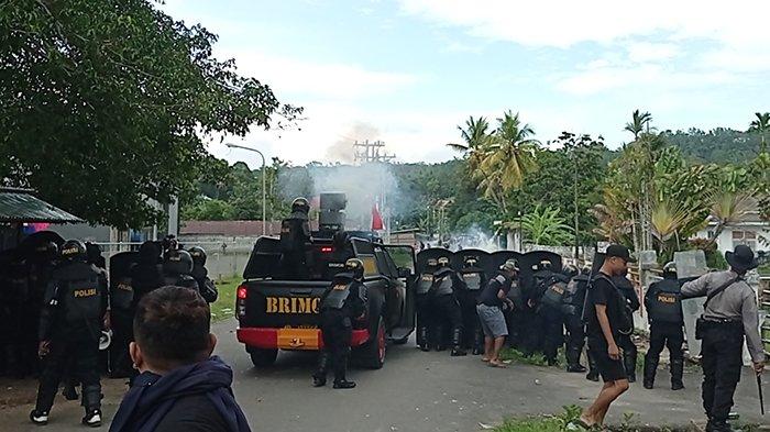 Polisi tembakkan gas air mata ke demostran yang ricuh saat unjuk rasa peringatan kemerdekaan West Papua di Kota Sorong, Papua Barat Daya, Jumat (1/12/2023)