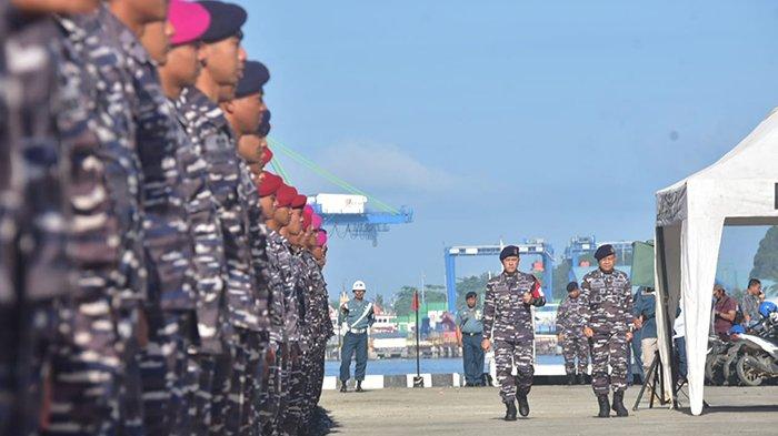 Kepala Staf Koarmada III Laksamana Pertama TNI Singgih Sugiarto memeriksa pasukan satgas yang akan diberangkatkan di Hari Nusantara 2023, Kabupaten Sorong, Rabu (6/11/2023).