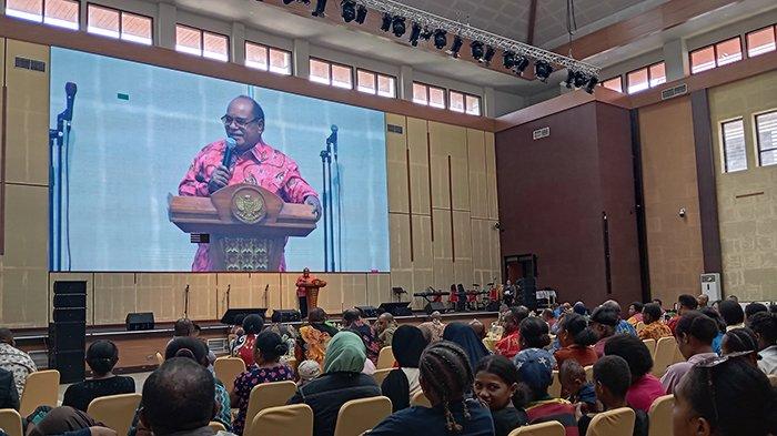 Ketua tim percepatan pemekaran provinsi Papua Barat Daya Lambertus Jitmau sedang berikan sambutan di acara ibadah syukuran HUT ke-1 Papua Barat Daya, Jumat (8/12/2023).