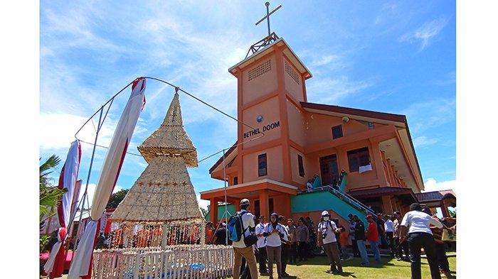 Pohon Natal terbuat dari kulit kerang di halaman GKI Bethel Doom, Pulau Doom, Distrik Sorong Kepulauan, Kota Sorong, Papua Barat Daya, Rabu (13/12/2023).