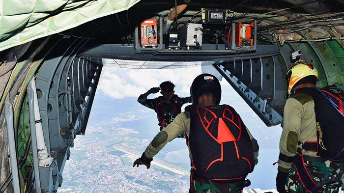 Sejumlah prajurit melakukan free fall dari langit Kota Sorong, Rabu (13/12/2023).