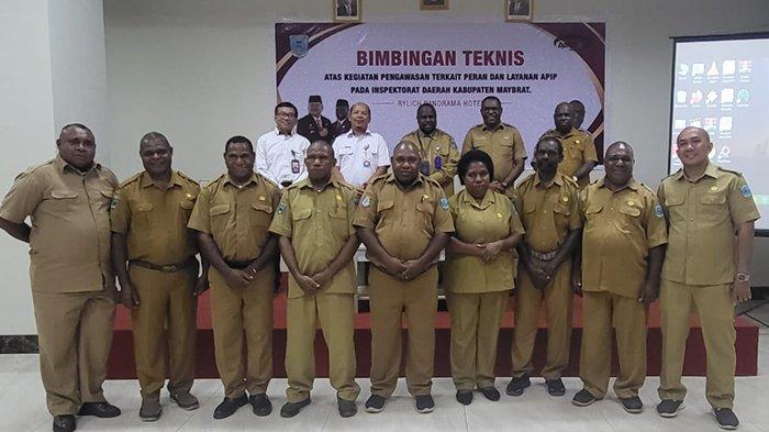 Foto bersama seusai pembukaan bimtek tentang pengawasan terkait peran dan layanan Aparat Pengawasan Intern Pemerintah (APIP), Senin (18/12/2023).