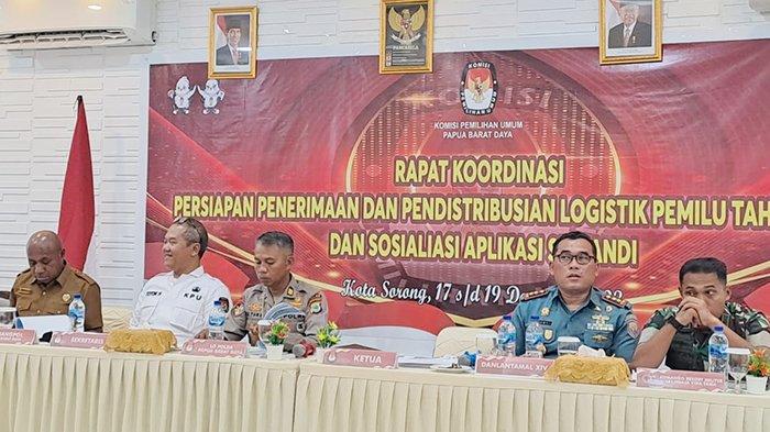 Komisi Pemilihan Umum (KPU) Papua Barat Daya menggelar Rapat Koordinasi (Rakor) Persiapan Penerimaan dan Pendistribusian Logistik Pemilu 2024 di Hotel Darefan, Kota Sorong, Senin (18/12/2023).