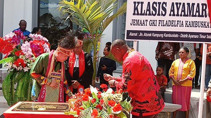 Pj Bupati Bernhard E Rondonuwu menandatangani prasasti rangkaian Peresmian dan Penahbisan Gedung Baru GKI Jemaat Filadelfia Kambuskato, Distrik Ayamaru Selatan, Kabupaten Maybrat, Papua Barat Daya, Rabu (20/12/2023)