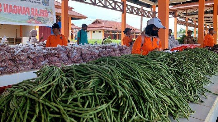 Kacang panjang yang dijual di Pasar Murah, Kabupaten Sorong, Jumat (22/12/2023).