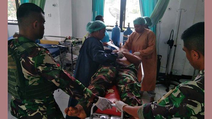 Jenazah Kopda Hendrianto dievakuasi ke Rumah Sakit Pratama Maybrat kemudian dibawa ke RSUD Scholoo Keyen, Teminabuan, Sorong Selatan, Papua Barat Daya, Senin (25/12/2023).