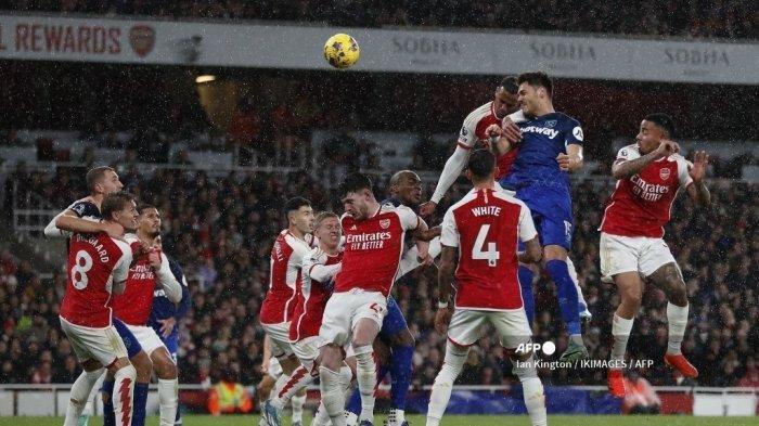 Bek West Ham United asal Yunani #15 Konstantinos Mavropanos menyundul bola dan mencetak gol kedua timnya selama pertandingan sepak bola Liga Utama Inggris antara Arsenal vs West Ham United di Stadion Emirates di London pada 28 Desember 2023. Ian Kington / IKIMAGES / AFP (Ian Kington / IKIMAGES / AFP)