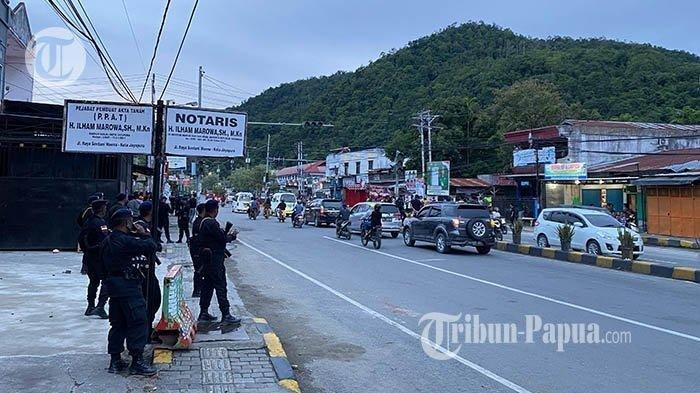 SIAGA - Ratusan personel Brimob Polda Papua telah berjaga di area persimpangan lampu merah Waena, Distrik Heram, Kota Jayapura, Jumat (29/12/2023) sore. Ini menyusul kericuhan yang berujung pembakaran belasan ruko oleh massa saat mengarak jenazah Lukas Enembe pada Kamis.