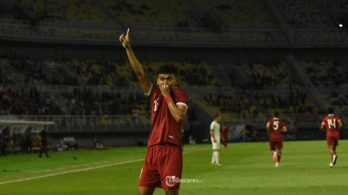 TIMNAS INDONESIA - Timnas Indonesia (jersey merah) menjamu Turkmenistan di Stadion Gelora Bung Tomo (GBT) Surabaya, Jumat (8/9/2023) malam. Dendy Sulistyawan (11) melakukan selebrasi usai mencetak gol pada babak pertama.