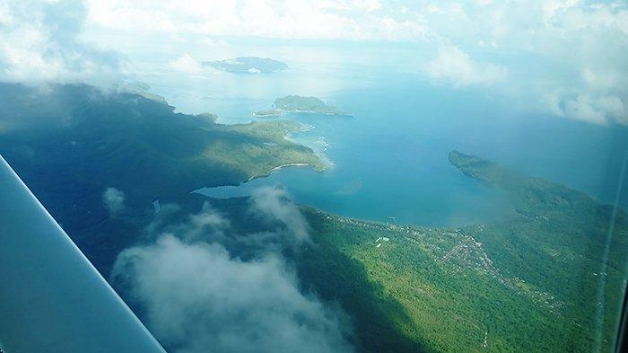 Keindahan alam di Papua Barat Daya saat terbang bersama Susi Air menuju Bandara Kabare, Raja Ampat, Kamis (4/1/2024).