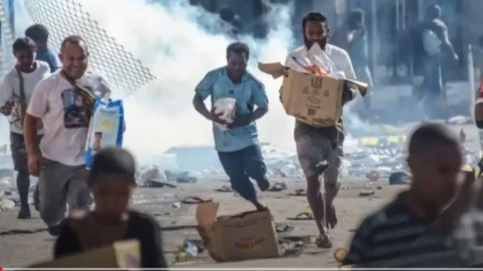 KERICUHAN - Sebanyak 1.317 warga negara Indonesia (WNI) harus dilindungi kepolisian Papua Nugini pasca-kerusuhan yang terhadi di Port Moresby, Papua Nugini (PNG) pada Rabu (10/1/2024). Kericuhan semakin parah ketika memasuki hari kedua karena merebak ke beberapa kota lainnya.
