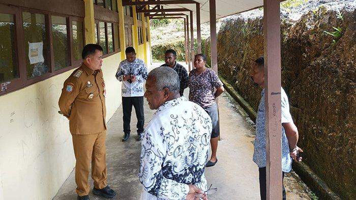 Pj Bupati Maybrat memeriksa kehadiran guru saat sidak ke sejumlah sekolah di Kabupaten Maybrat. Selasa (16/1/2024).