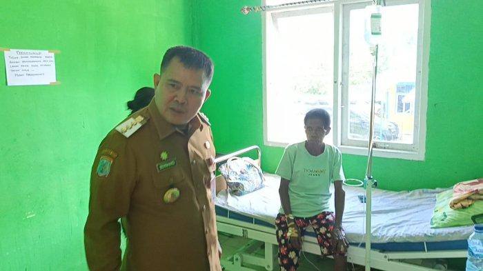 Pj Bupati Maybrat Bernhard Eduard Rondonuwu
mengunjungi satu dari pasian di puskesmas, Kabupaten Maybrat, Selasa (16/1/2024).