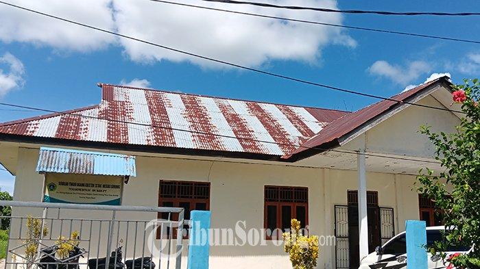 Gedung dan suasana tampak dari halaman depan STAK Mesias Sorong.
