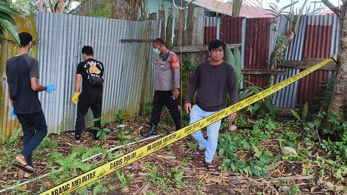Personel Polsek Sorong Barat dan Tim INAFIS Polresta Sorong Kota menggelar olah tempat kejadian perkara (TKP) penemuan mayat bayi di kompleks perumahan Denzibang 1 XVIII/Sorong, Kampung Salak Rufei, Kota Sorong, Papua Barat Daya, Minggu (21/1/2024).