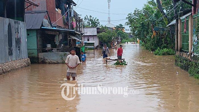 Jalanan masuk Kampung Bugis hingga dalam kampung terendam banjir, Kota Sorong, Senin (22/1/2024).