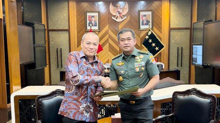 KSAD Jenderal TNI Maruli Simanjuntak bersalaman dengan CEO Kompas Gramedia Liliek Oetama usai meneken MoU di ruang kerja KSAD, Mabes TNI AD, Jalan Veteran, Jakarta Pusat, Senin (23/1/2024) sore.