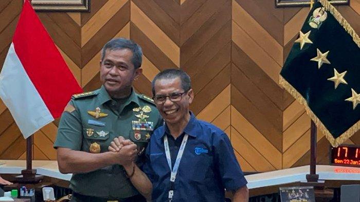 KSAD Jenderal TNI Maruli Simanjuntak salam komando dengan CEO Tribun Network Dahlan Dahi di ruang kerja KSAD, Mabes TNI AD, Jalan Veteran, Jakarta Pusat, Senin (23/1/2024) sore.