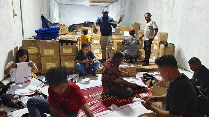 Pelipatan dan penyortiran suarat suara oleh KPU Maybrat.