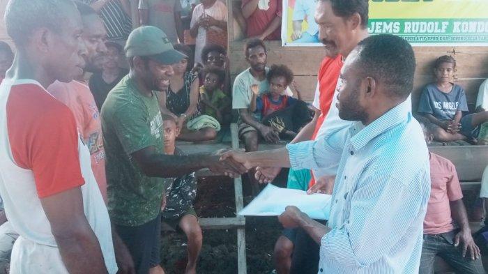 Perwakilan warga menyerahkan aspirasi masyarakat Desa Mugim dalam bentuk tertulis.