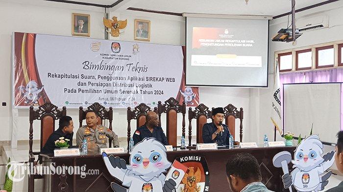 Komisi Pemilihan Umum KPU) Kabupaten Sorong memberikan materi kepada anggota PPD se-Kabupaten Sorong, Selasa (6/2/2024).