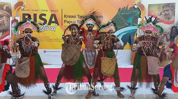 Penampilan sendra tari khas Papua di Bisa Festival 2024, Kabupaten Sorong, Kamis (8/2/2024).