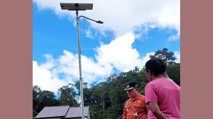 Pj Bupati Bernhard E Rondonuwu mengecek lampu solar cell (tenaga surya) di Kampung Werjaya, Distrik Aifat, Kabupaten Maybrat, Papua Barat Daya, Kamis (14/2/2024).