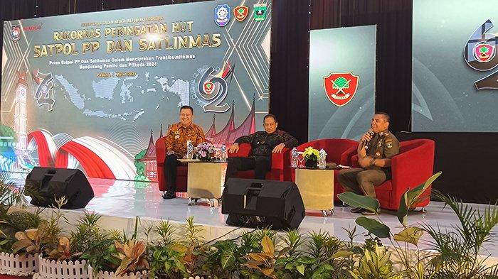 Direktur Pol PP dan Linmas, Kemendagri Bernhard E Rondonuwu (kiri) menjadi pembicara dalam Rakornas HUT Ke-74 Satpol PP dan HUT Ke-62 Satlinmas di Padang, Sumatera Barat, Sabtu (2/3/2024).