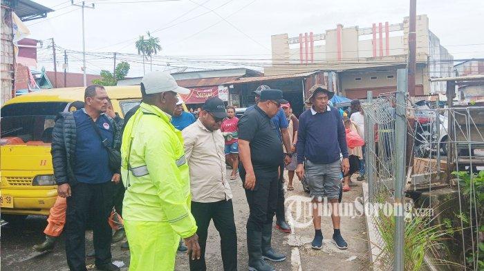 Pj Gubernur Papua Barat Daya Mohammad Musa'ad dan Pj Wali Kota Sorong Septinus Lobat sedang meninjau lokasi banjir di Kota Sorong, Papua Barat Daya, Jumat (8/3/2024).
