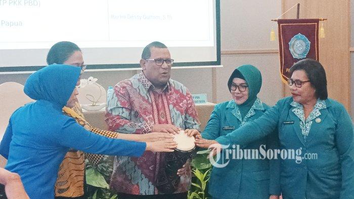 Pj Gubernur Papua Barat Daya Mohammad Musa'ad Bersama Ketua TP PKK dan pengurus lain Bersama-sama memukul tifa sebanyak lima kali tada rapat kordinasi di Swiss-Belhotel itu dimulai, Sabtu (9/3/2024).