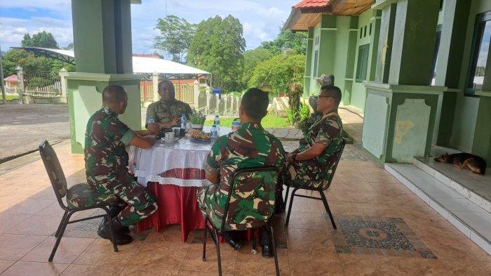 Kepala Bappeda Kabupaten Maybrat Marthen Howay ngobrol santai dengan jajaran perwira TNI di Makodim 1809/Maybrat, Distrik Ayamaru, Papua Barat Daya, Minggu (10/3/2024).
