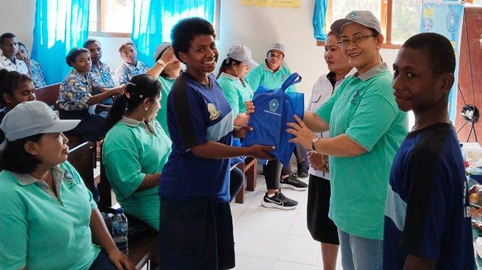 Ketua TP PKK Kabupaten Tambrauw Butet Agustarika Asyerem menyerahkan bingkisan kepada siswa peserta sosialisasi di SMPN 9 Kebar, Distrik Kebar, Tambrauw, Papua Barat Daya.