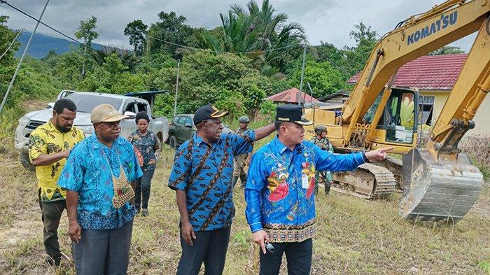 Pj Bupati Bernhard E Rondonuwu mengunjungi Kampung Aisa, Distrik Aifat Timur, Maybrat, Papua Barat Daya, Kamis (14/3/2024).