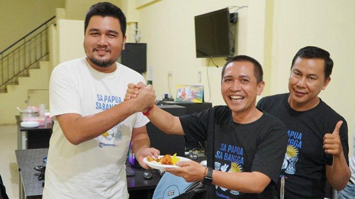 Penyerahan potongan tumpeng syukuran HUT Ke-1 TribunSorong.com di kantor Jalan Pramuka, Remu Utara, Kota Sorong, Papua Barat Daya, Kamis (16/3/2024).