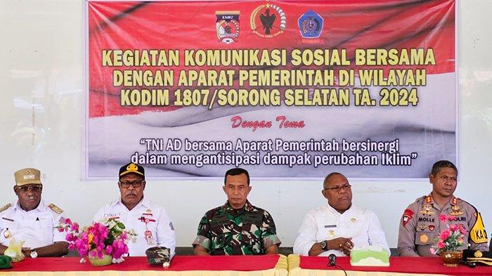 Danrem 181/PVT Brigjen TNI Totok Sutriono (tengah) bersama Bupati Sorong Selatan Samsudin Anggiluli (kanan) kunjungan ke Kampung Bumi Ajo, Distrik Moswaren, Rabu (20/3/2024).