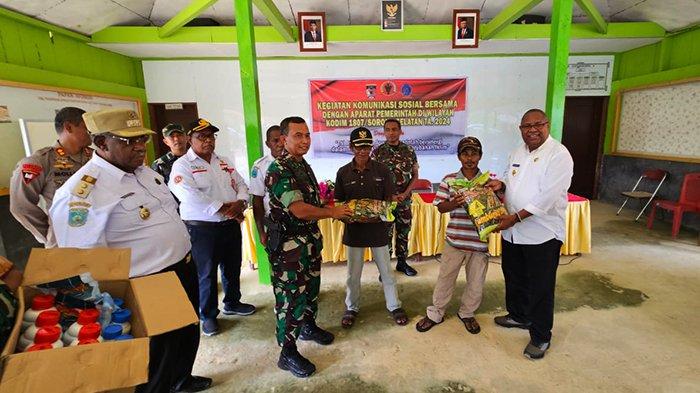 Danrem 181/PVT Brigjen TNI Totok Sutriono bersama Bupati Sorong Selatan Samsudin Anggiluli (kanan) menyerahkan bantuan untuk petani di Kampung Bumi Ajo, Distrik Moswaren, Sorong Selatan, Papua Barat Daya, Rabu (20/3/2024).