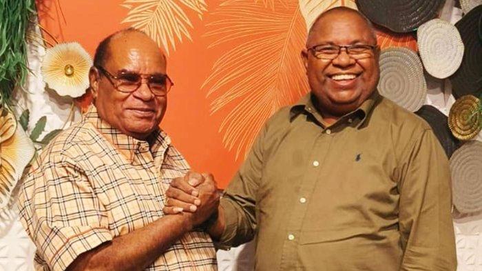 Ketua DPD Golkar Papua Barat Daya Lambertus Jitmau (kiri) salam komando dengan Ketua DPC PDI Perjuangan Sorong Selatan Samsudin Anggiluli (kanan).