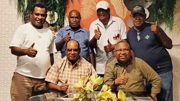 Lambertus Jitmau dan Samsudin Anggiluli foto bersama sejumlah kerabat di resto sebuah hotel di Kota Sorong, Papua Barat Daya.