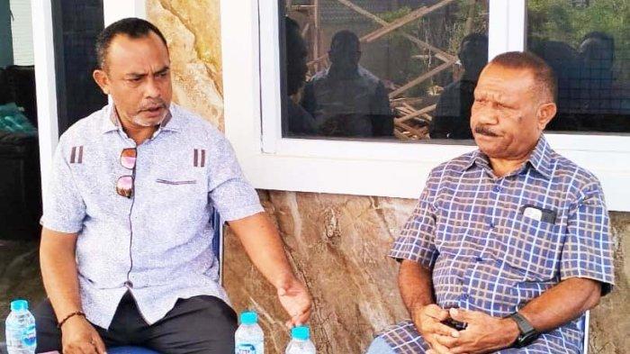 Ketua Partai Perindo Papua Barat Daya Gabriel Asem (kanan) menyambangi Bupati Raja Ampat Abdul Faris Umlati (kiri) di kediamannya, Sabtu (13/4/2024). Ini dalam rangkah Lebaran 2024.