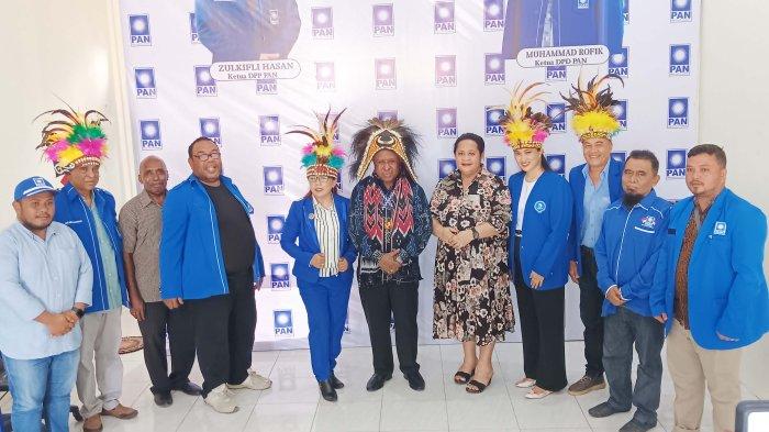 Foto bersama Dance Sangkek usai mendafarkan diri sebagai balon Wali Kota Sorong di Sekretariat PAN Kota Sorong, Rabu (17/4/2024).