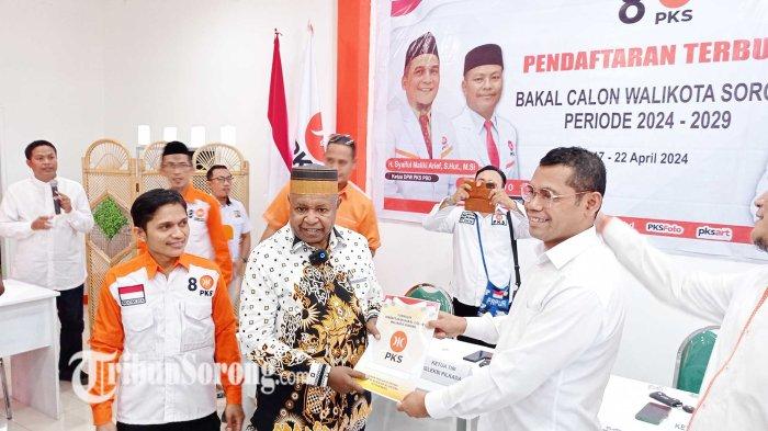 Abner Reinal Jitmau resmi mendaftarkan diri di Partai Keadilan Sejahtera (PKS) sebagai Bakal Calon (Balon) Wali Kota Sorong, Papua Barat Daya, periode 2024-2029, Kamis (18/4/2024).