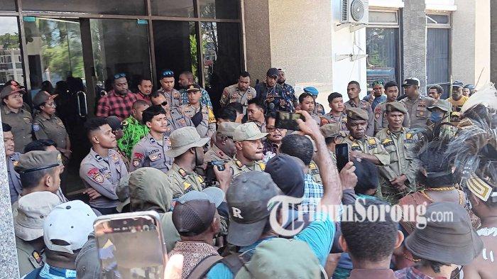 Pencaker Orang Asli Papua Barat Daya memaksa masuk untuk palang Kantor Gubernur Papua Barat Daya, Kamis (17/4/2024).