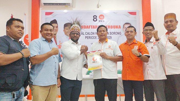 Gusti Sagrim mendaftarkan diri sebagai Bakal Calon (Balon) Wali Kota Sorong di Sekertariat DPW PKS Papua Barat Daya, Sabtu (20/4/2024).