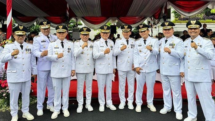 Pj Bupati Maybrat Bernhard E Rondonuwu (dua dari kanan) foto bersama sejumlah kepala daerah lainnya usai Upacara Peringatan Hari Otonomi Daerah XXVIII Tahun 2024 di Balai Kota Surabaya, Jawa Timur, Kamis (25/4/2024).