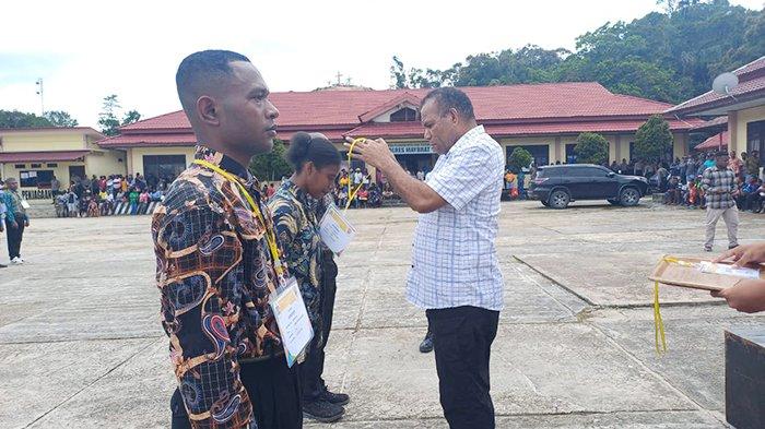 Asisten II Setda Maybrat Engelbertus Turot menyempatkan tanda peserta secara simbolis dalam pelepasan Calon Siswa (Casis) Bintara Bakomsos dan Tamtama Polri Terpadu 2024 di halaman kantor polres, Kumurkek, Papua Barat Daya, Minggu (28/4/2024).
