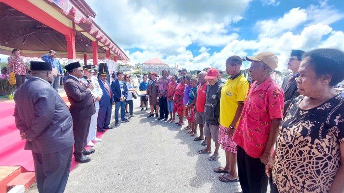 Para penerima bantuan Program PAITUA di Kabupaten Maybrat saat mendengar arahan dari Staf Ahli Gubernur Yakob Kareth.